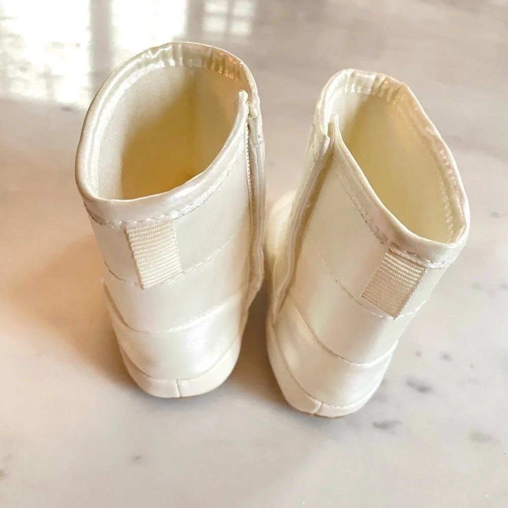 Old Navy Iridescent White Baby Puffer Boots 3-6 Months